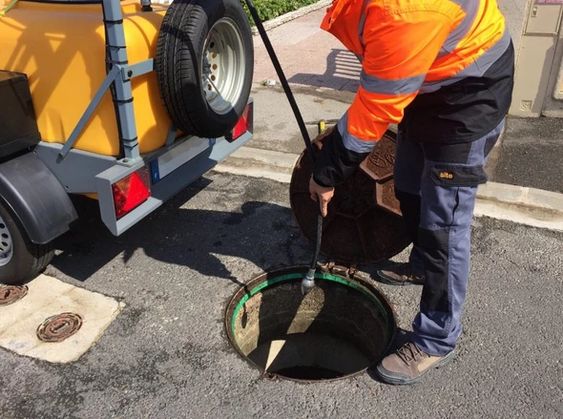 Comment déboucher une canalisation extérieure enterrée